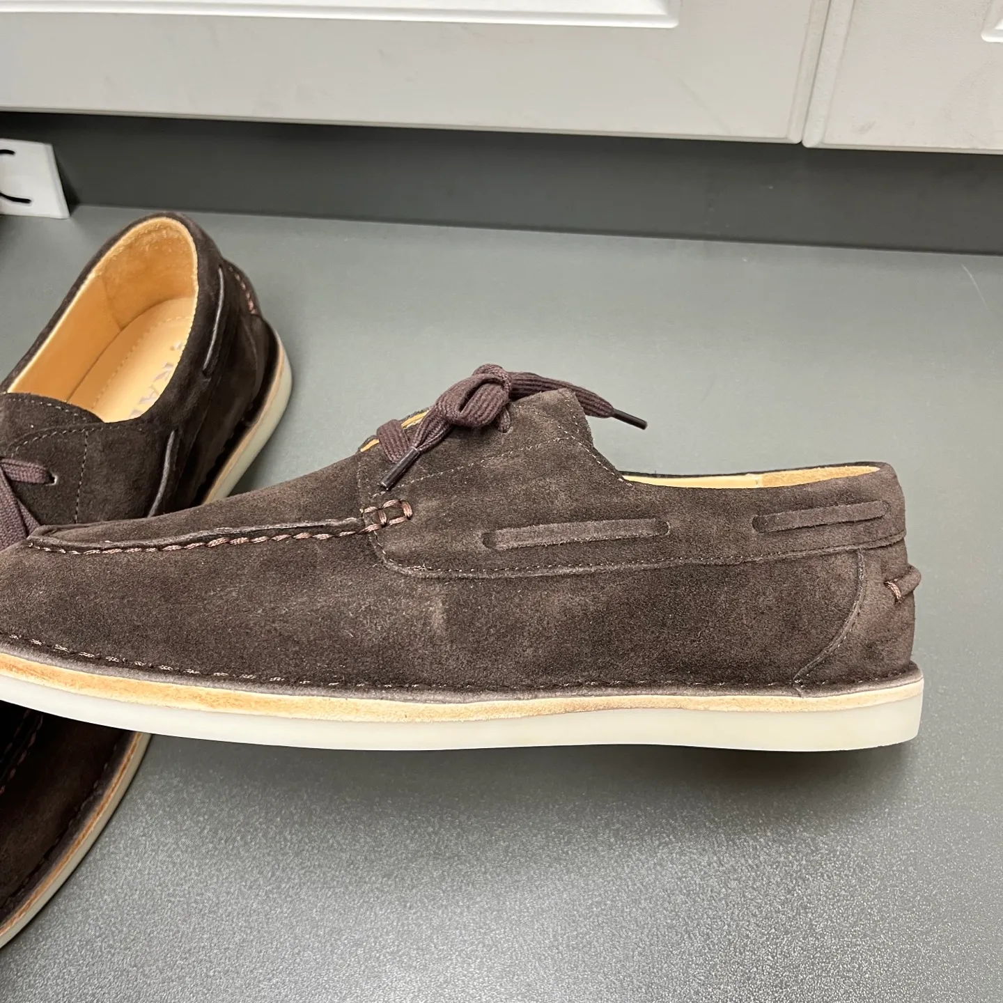 💰840 Prada men's new lace-up leather loafers. Made of flocked two-layer cow leather, these shoes combine classic design with handmade details, blending sophistication with casual comfort. Designed in a lace-up style, with open-stitched seams on the skirt, 1.5cm white rubber soles with leather welts, dyed calfskin lining, and silver-labeled cowhide feet, the style is simple and elegant. C leather shoe size: 39/40/41/42/43/44 coffee color original box packaging + dust bag